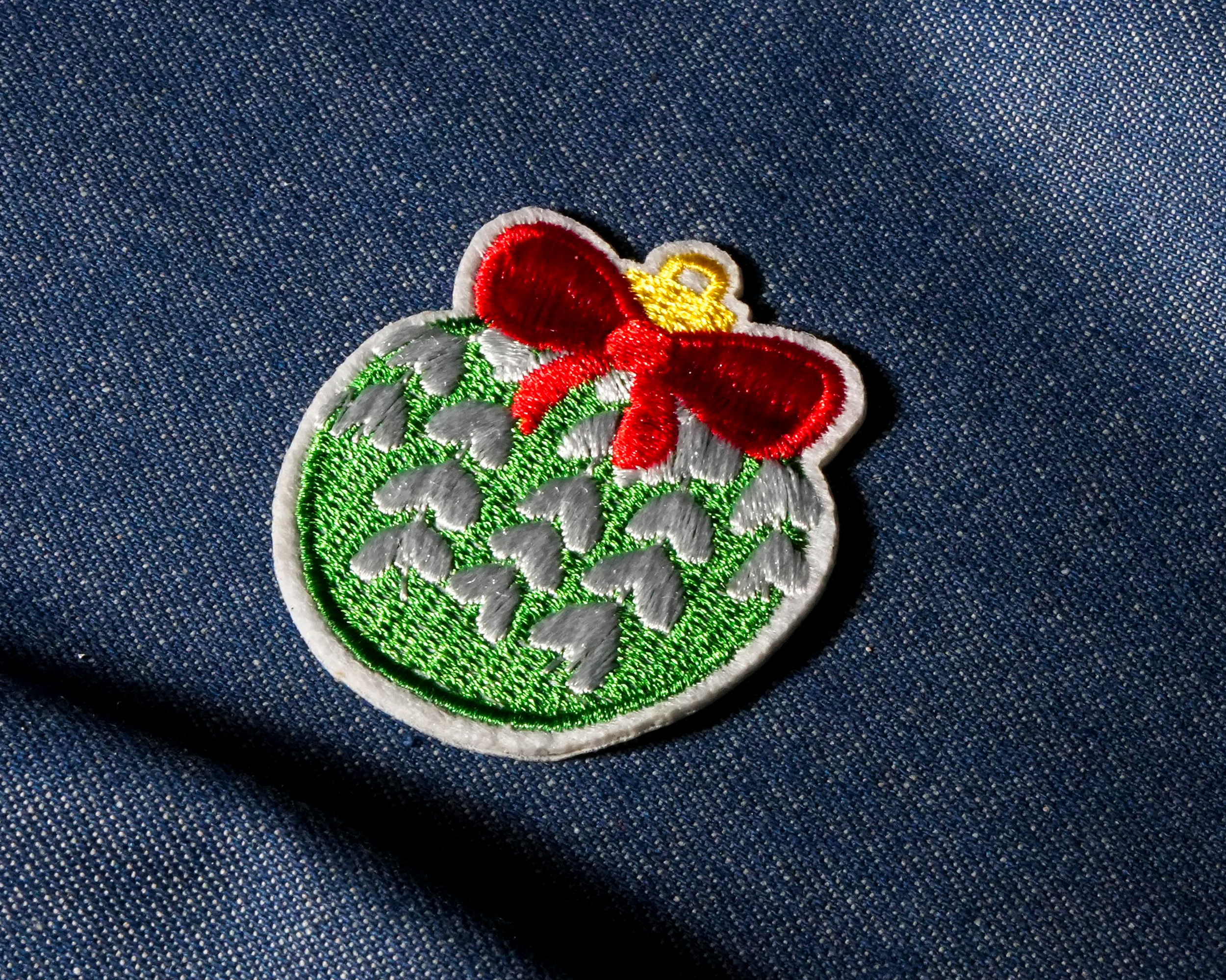 Green Bauble Christmas Decoration Patch Iron On (4.5 x 5cm)