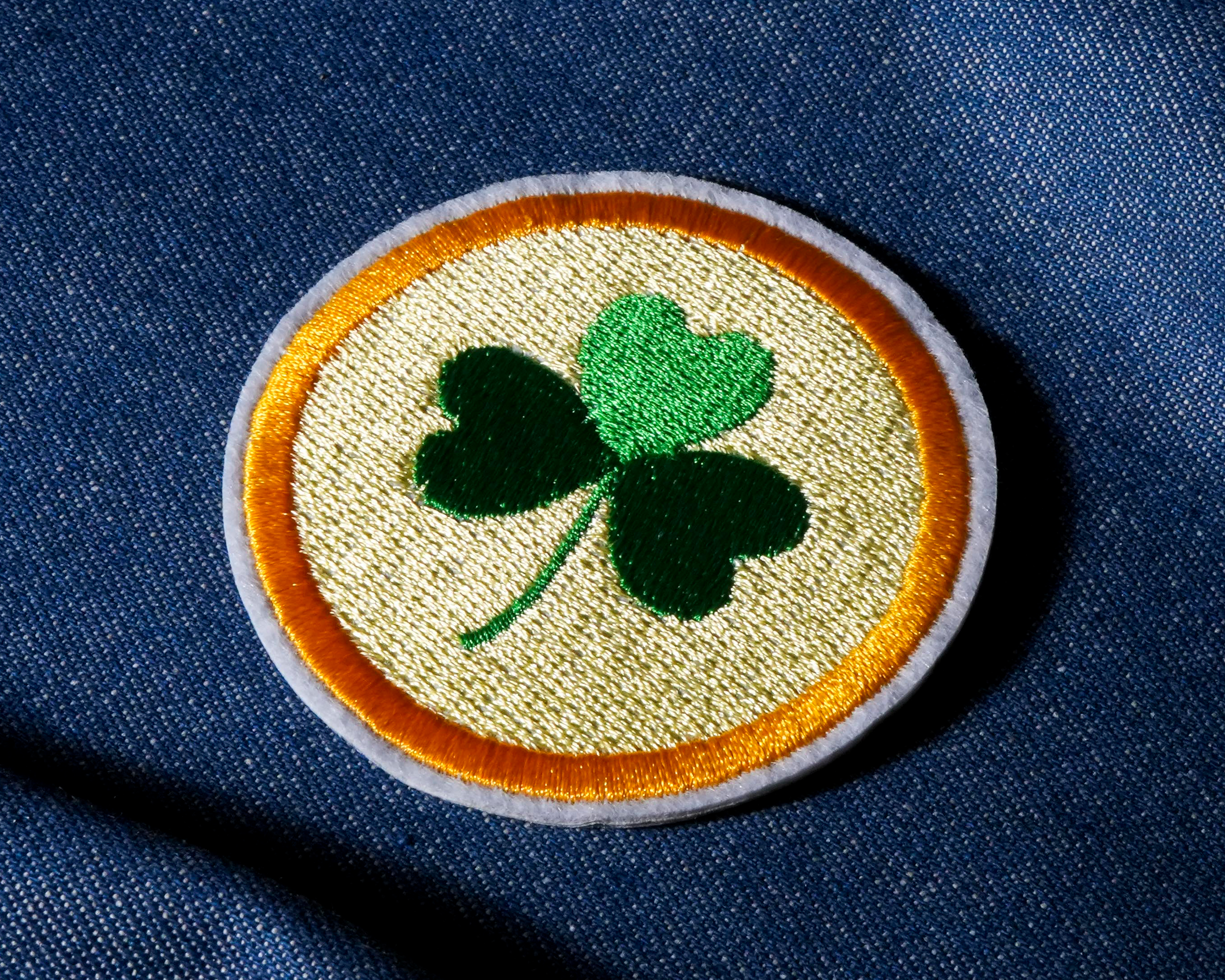 Green Irish Clover On Gold Patch Iron On (6 x 6cm)
