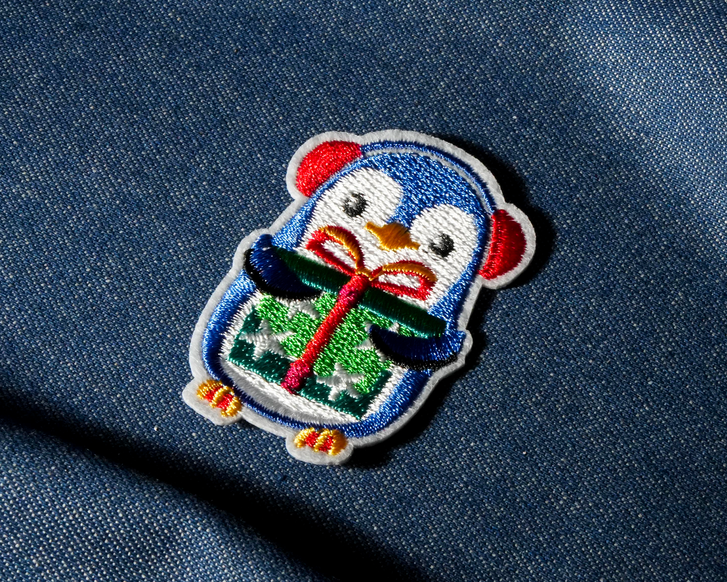 Penguin With Present Xmas Patch Iron On (4 x 5cm)