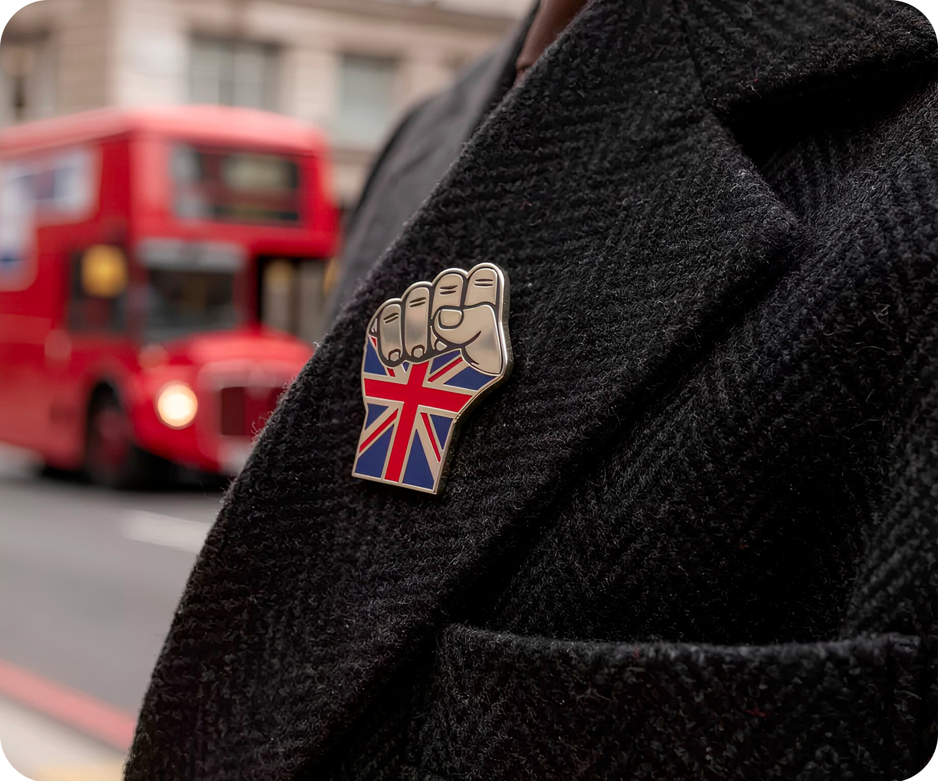 Pin esmaltado con forma de puño de la Union Jack del Reino Unido: 35 mm x 22 mm