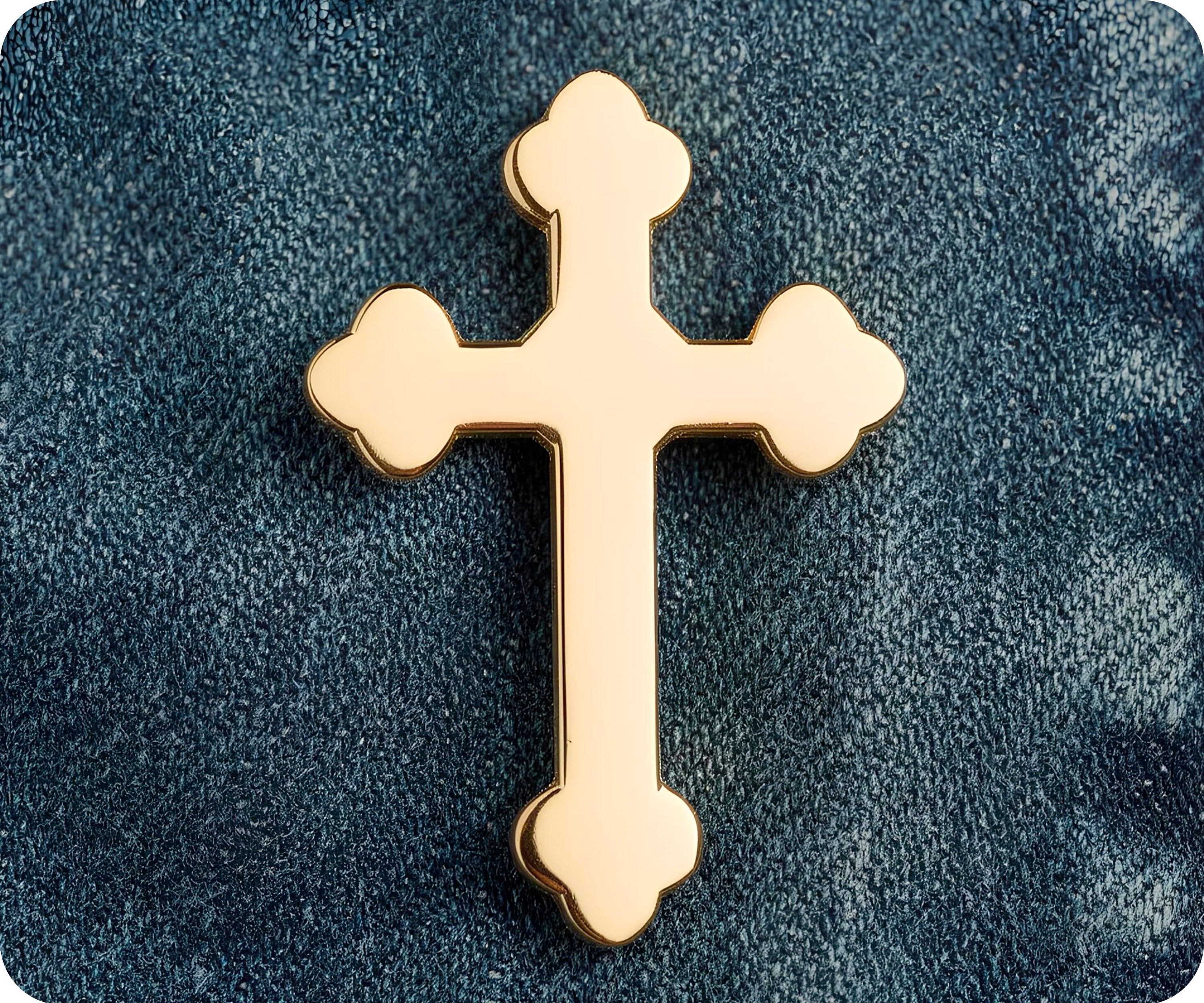 Pin con cruz dorada gótica