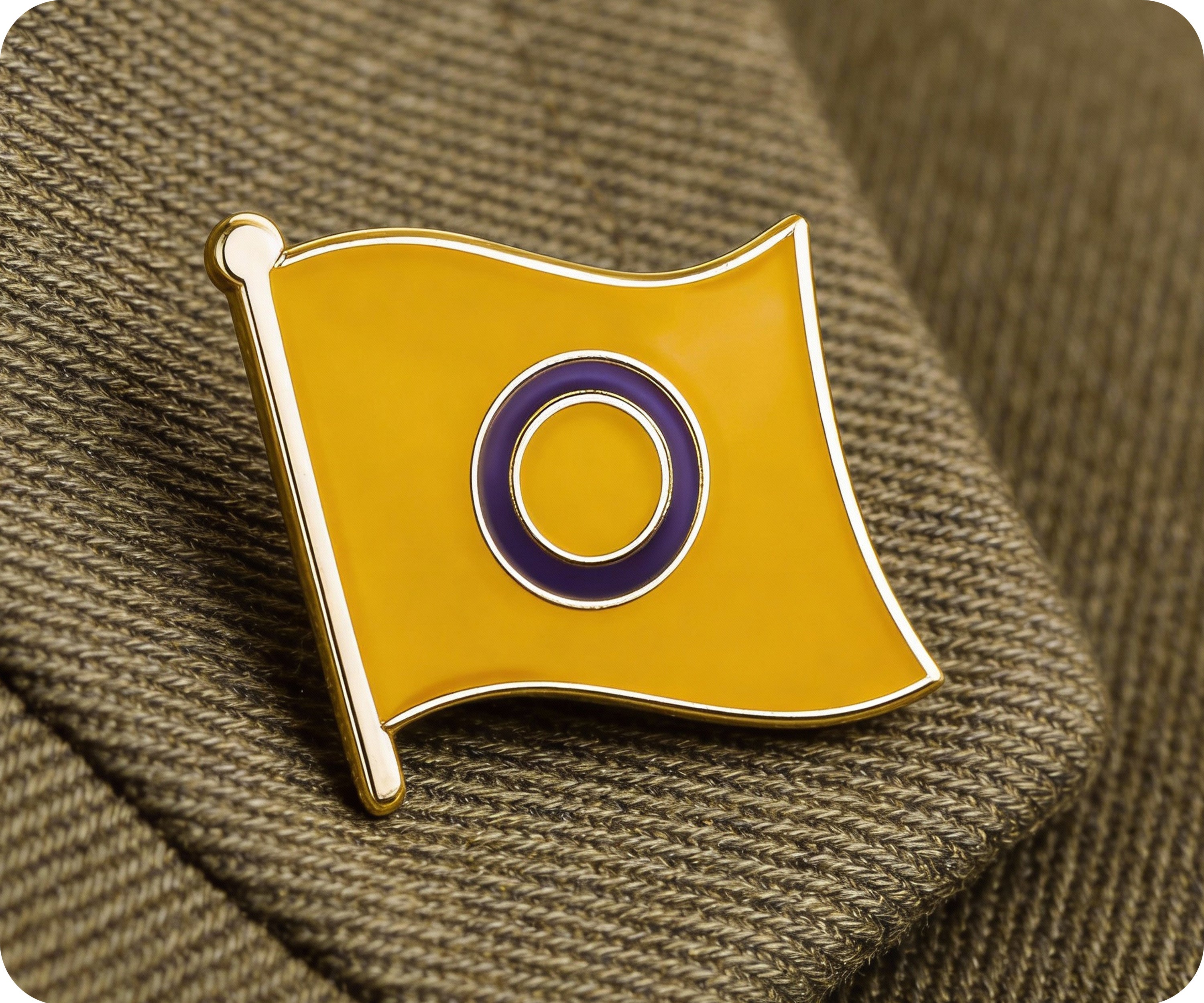 Pin con la bandera intersexual