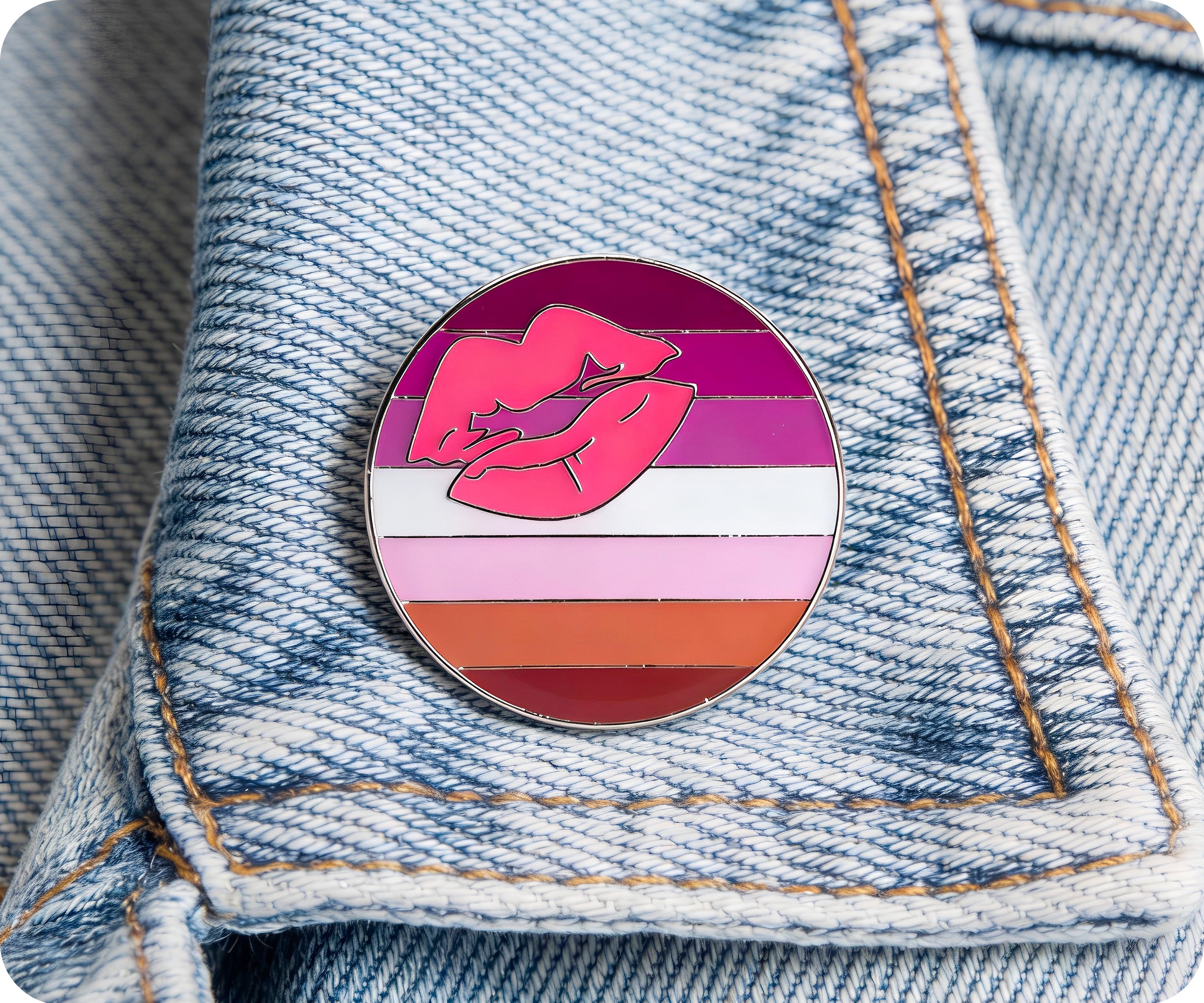 Pin de labios con beso lésbico